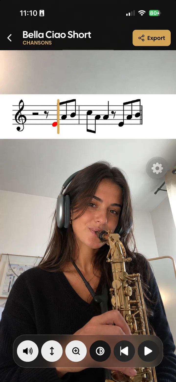 Une saxophoniste enregistre sa performance avec la partition dans SaxoTools